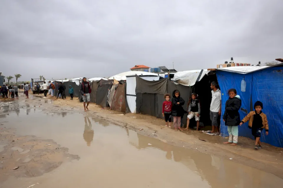 غزة تواجه شتاءً ثالثا بلا مأوى ولا تدفئة.. والدفاع المدني يحذر من سقوط ضحايا 