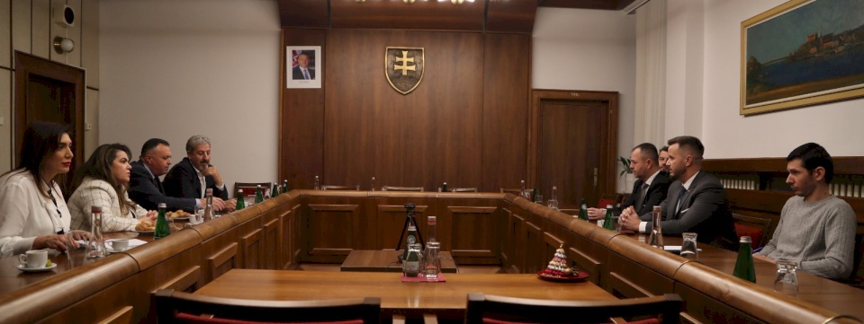 سفيرة دولة فلسطين ونقيب الصحفيين يطلعون برلمانيين سلوفاك على انتهاكات الاحتلال