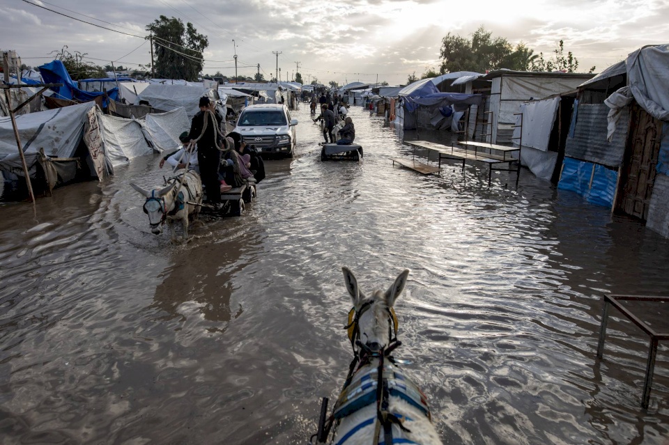 Heavy Rains Flood Displaced Persons' Tents in Gaza, Causing Injuries