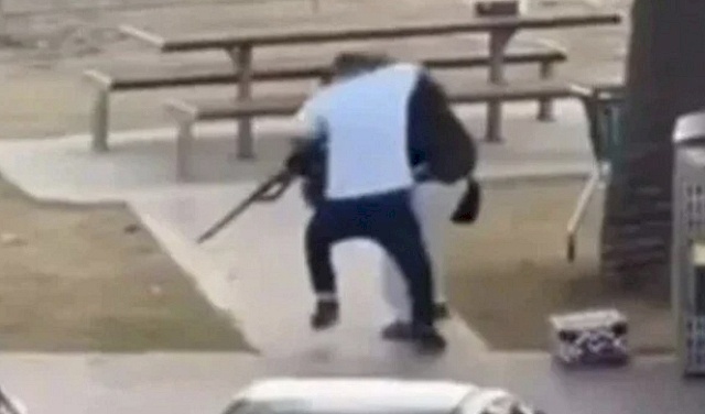 Ahmad Al-Ahmad.. Unarmed Australian Muslim Confronts Perpetrator of Bondi Beach Attack in Sydney