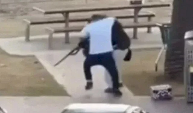 אחמד אלאחמד.. מוסלמי אוסטרלי חסר נשק מתמודד עם המפגע על חוף בוני בסידני