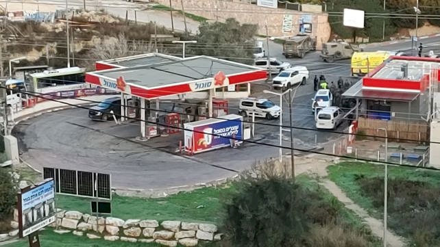 الاحتلال يطلق النار على مستوطن يحمل سكيناً في محطة "كدوميم"