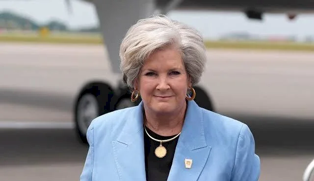 מנהלת הבית הלבן תוקפת את טראמפ ואת מקורביו: ביקורת נוקבת על טראמפ, ואנס, מאסק ובונדי