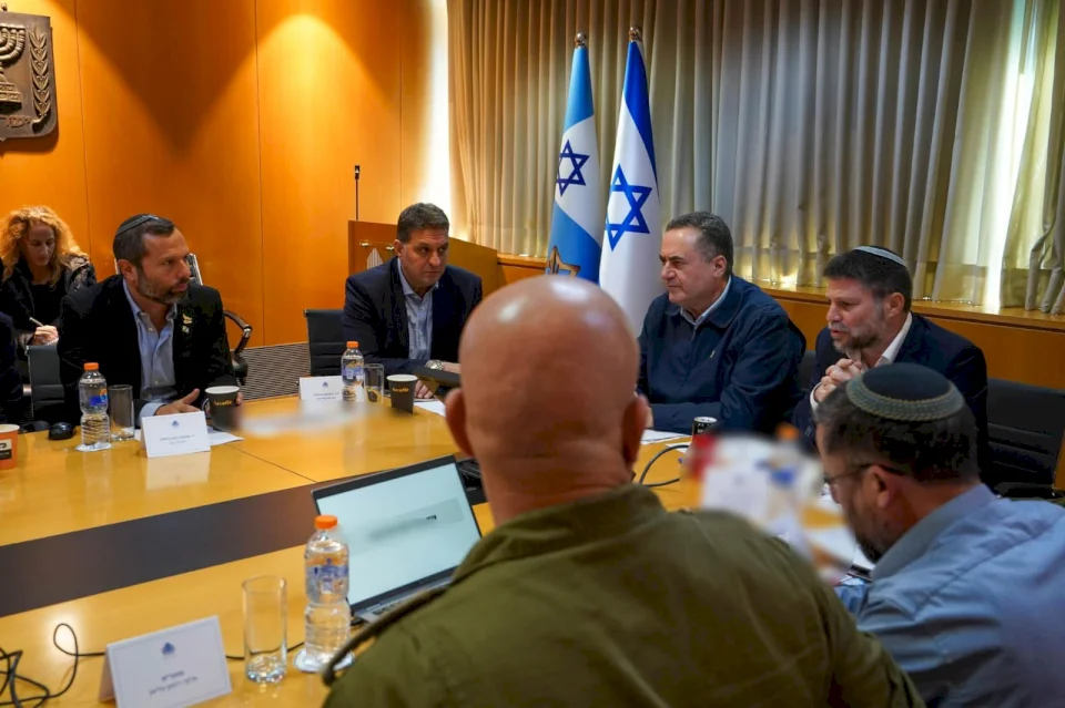 סמוטריץ' מאיים בהפחתה חדשה מהמכסה הפלסטינית תחת כותרת "פסולת"