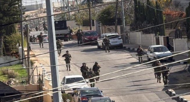 Occupation injures a young man by gunfire following the raid on Qalandia camp and closes the military checkpoint