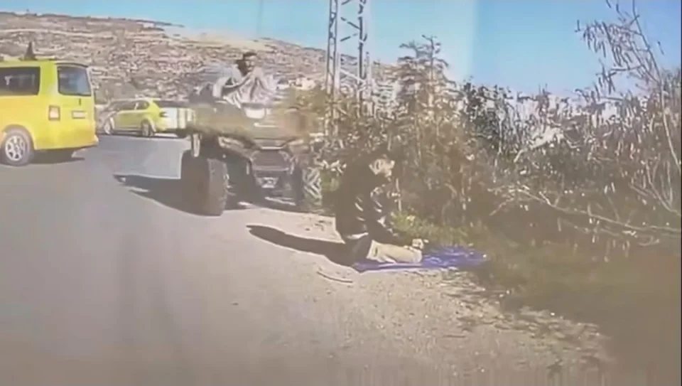 Vidéo : Un soldat israélien écrase un jeune homme pendant sa prière près de Ramallah