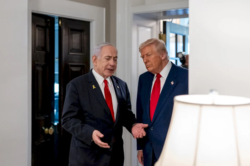 Derrière des portes closes... Pourquoi la Maison Blanche a-t-elle interdit aux médias de couvrir la rencontre Trump-Netanyahu ?
