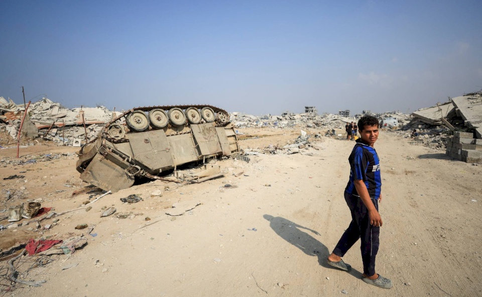 محملة بأطنان المتفجرات... كيف دمرت إسرائيل مدينة غزة بناقلات جند مدرعة؟