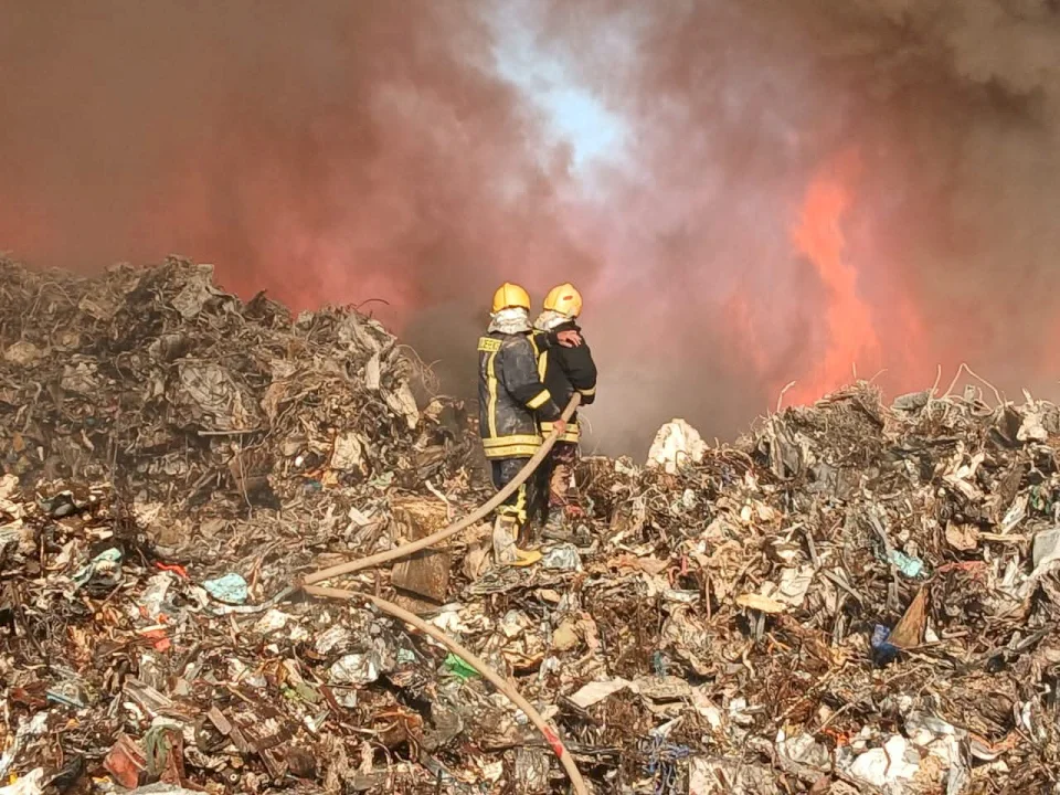 الدفاع المدني يسيطر على حريق هائل في مصنع حديد بأريحا (صور)