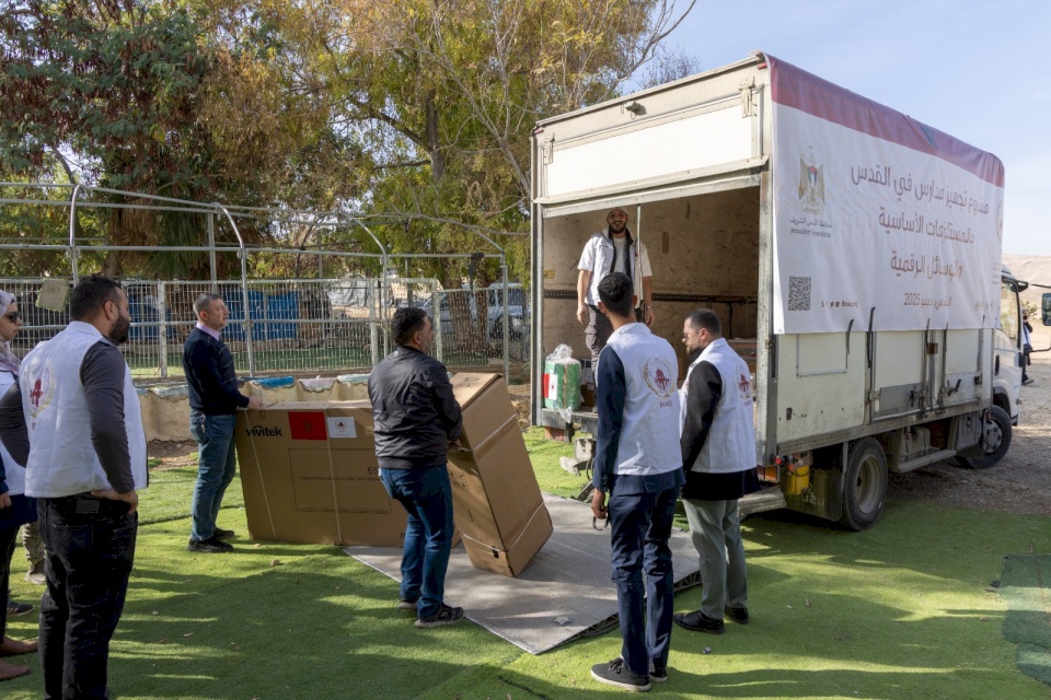 وكالة بيت مال القدس تجهز مدارس في ضواحي القدس بمستلزمات أساسية متنوعة ووسائل الدعم البيداغوجي