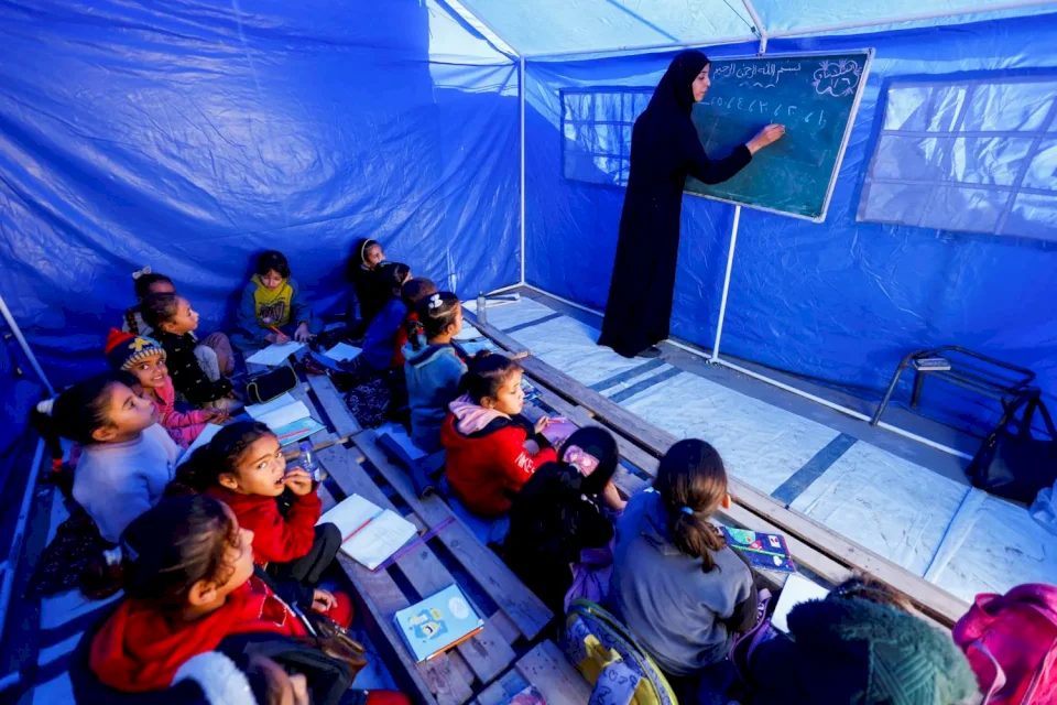 Students in Gaza Resume Classes Inside Tents Near the “Yellow Line”