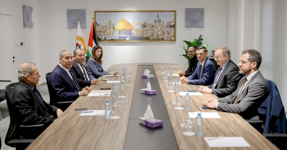 השייך מציג עם האיחוד האירופי את ההתפתחויות הפוליטיות והכלכליות הנוכחיות