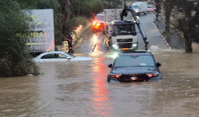القدس: إنقاذ رجل وامرأة حاصرتهما السيول داخل مركبة في أبو غوش