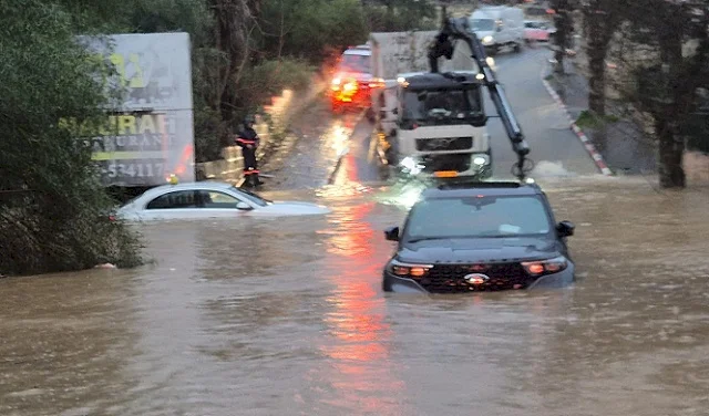 القدس: إنقاذ رجل وامرأة حاصرتهما السيول داخل مركبة في أبو غوش