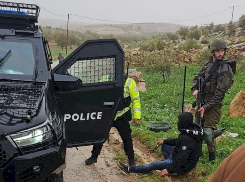 מחבלים מחופשים בחליפת צבא הכיבוש מבצעים שוד בחנות זהב בדאהריה (וידאו)