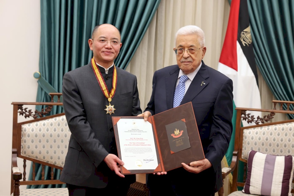 The President Grants the Head of the People's Republic of China Office the "Friendship Star"