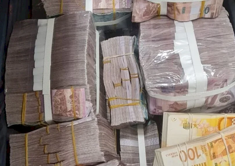 الشرطة الإسرائيلية تعتقل شخصين حاولا تهريب 12 مليون شيكل عبر معبر الكرامة