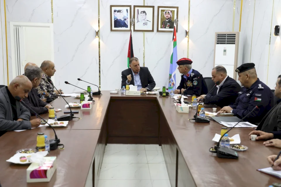 נוכח משברים כבדים.. שר הפנים הירדני inspects את מצב הנסיעות בגשר המלך חוסין