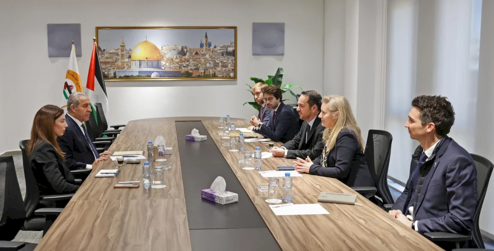 Sheikh Discusses Political and Humanitarian Developments with British and French Consuls