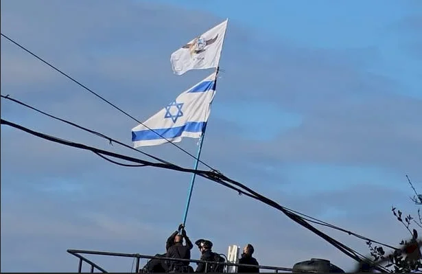 Des bulldozers de l'occupation démolissent des installations à l'intérieur du siège de l'UNRWA dans le quartier de Sheikh Jarrah (Vidéo)