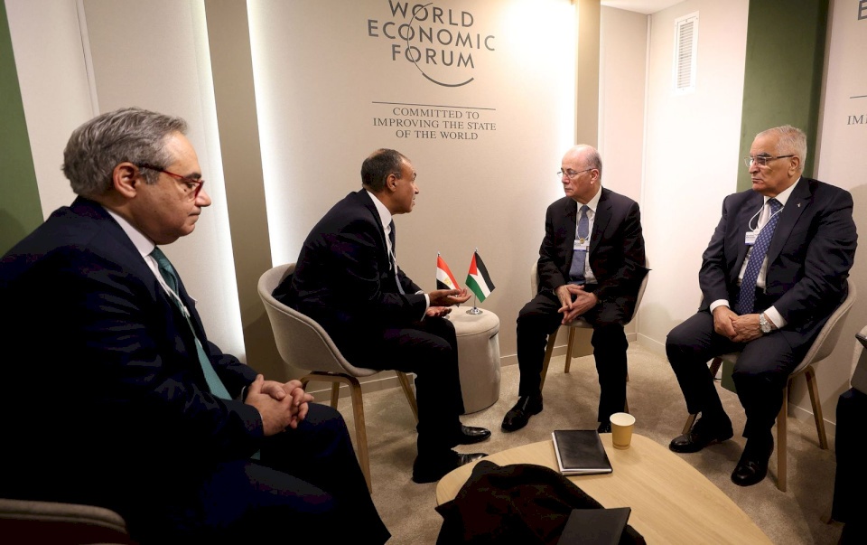 رئيس الوزراء يبحث مع وزير الخارجية المصري تنسيق الجهود لتسريع الإغاثة والتعافي الاقتصادي وإعادة الإعمار في قطاع غزة