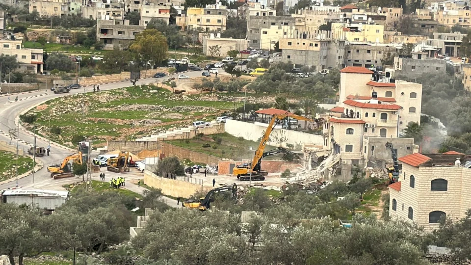 Occupation demolishes a house in Shuqba west of Ramallah (Video)