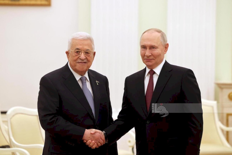 President Abbas discusses the latest political developments with Putin