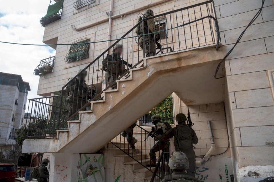 Israeli Army: We Arrested 14 Palestinians and Seized Weapons from Jabal Jawhar in Hebron