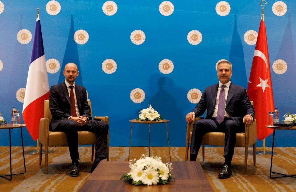 مباحثات تركية فرنسية حول الوضع في غزة غداة لقاء فيدان وفد «حماس» في أنقرة