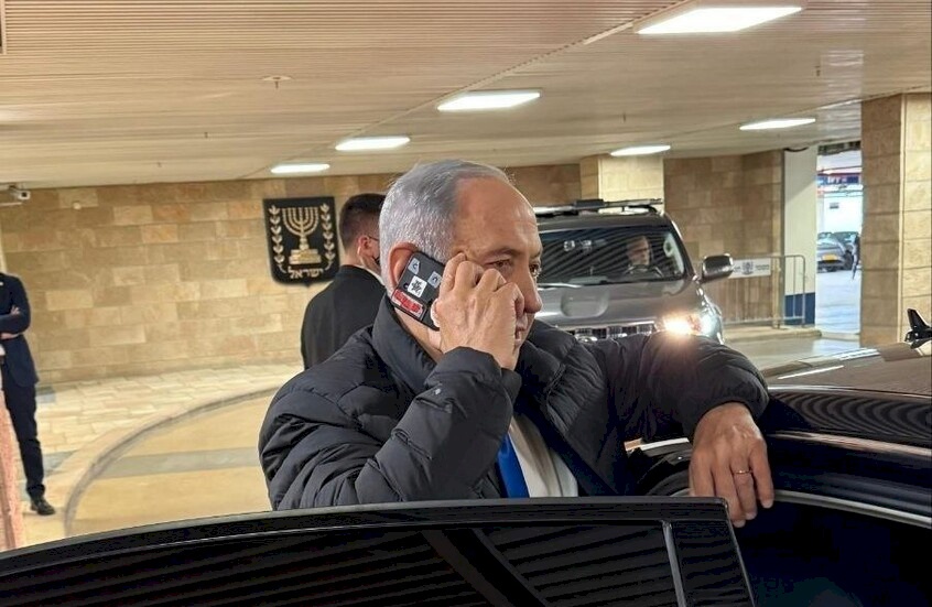 Une photo de Netanyahu couvrant la caméra de son téléphone suscite un large débat sur la sécurité numérique