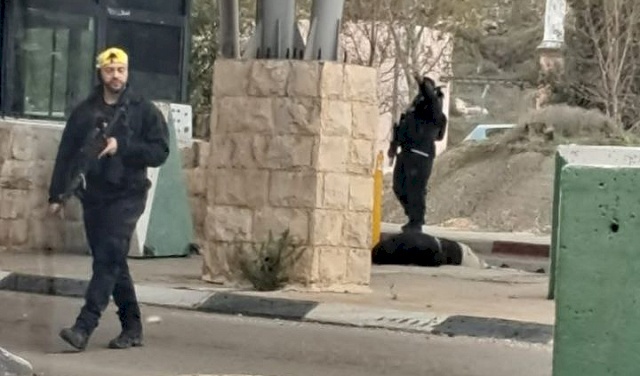 Un Palestinien blessé par balles de l'occupation prétendument en essayant d'exécuter une attaque au couteau au poste de contrôle des tunnels au sud de Jérusalem