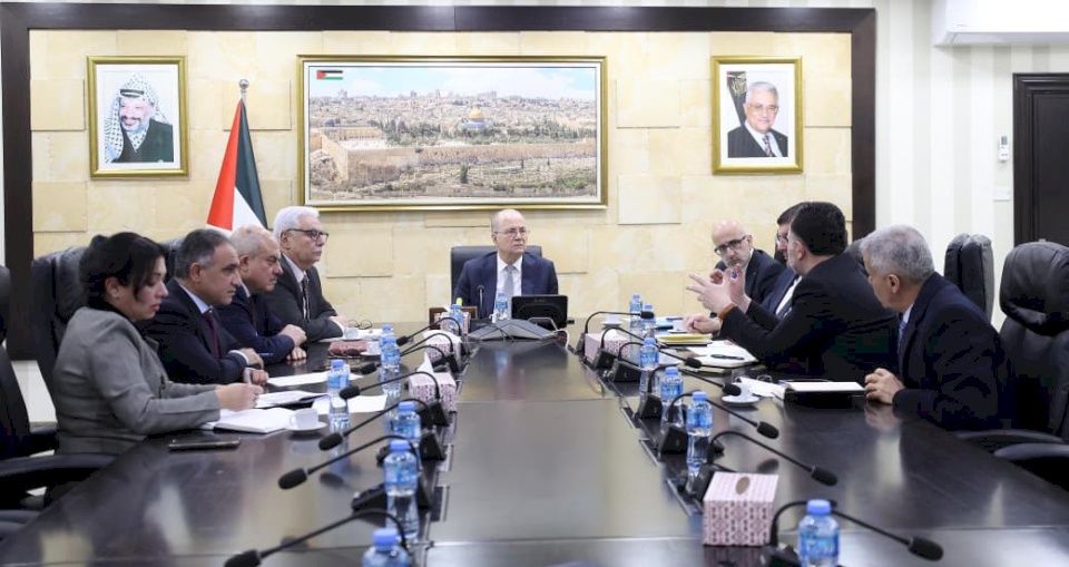  مصطفى يتابع سير عملية المراجعة الوظيفية في الدوائر الحكومية