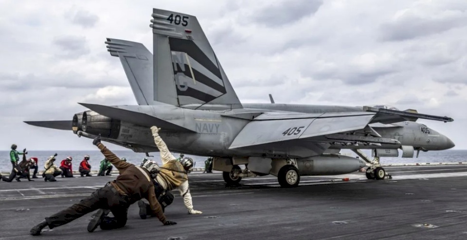 "سنتكوم": مقاتلة أميركية تغادر حاملة لينكولن في عمليات طيران روتينية ببحر العرب