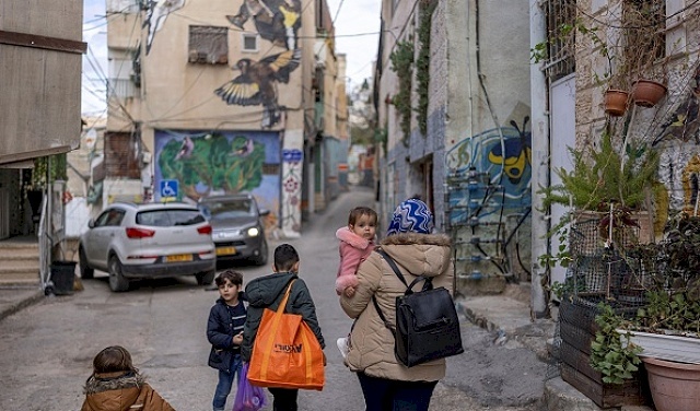 כוחות הכיבוש מנפיקים צווים לפינוי 33 בתים בהם מתגוררים 220 פלסטינים