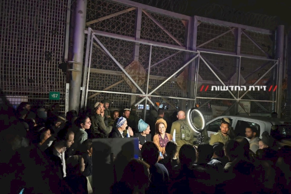 Settlers Attempt to Storm Gaza Borders