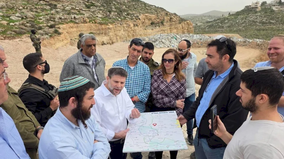Smotrich Storms the Town of Ni'lin West of Ramallah Accompanied by Knesset Members and Settlers