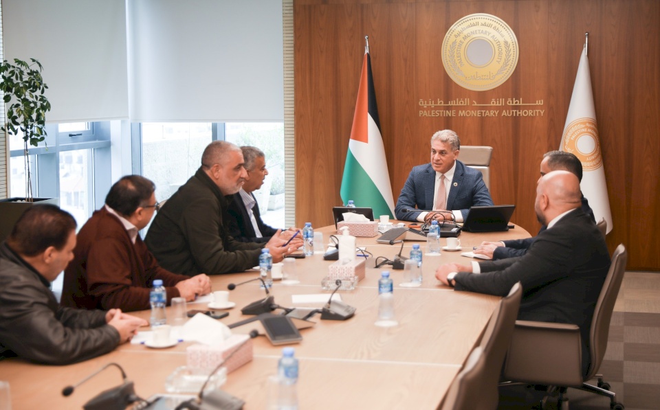 Le gouverneur de la Banque centrale discute des défis du secteur commercial à Jérusalem avec une délégation de la Chambre de commerce