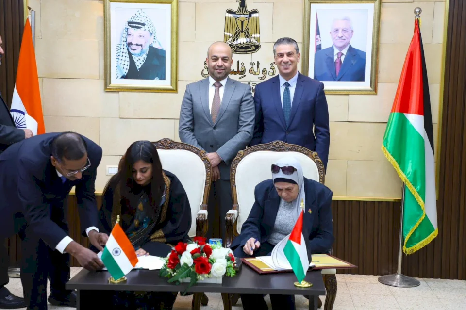 Signature d'un protocole d'accord entre l'ambassade indienne et l'association des femmes d'Ariha en présence du gouverneur d'Ariha et de la Vallée du Jourdain