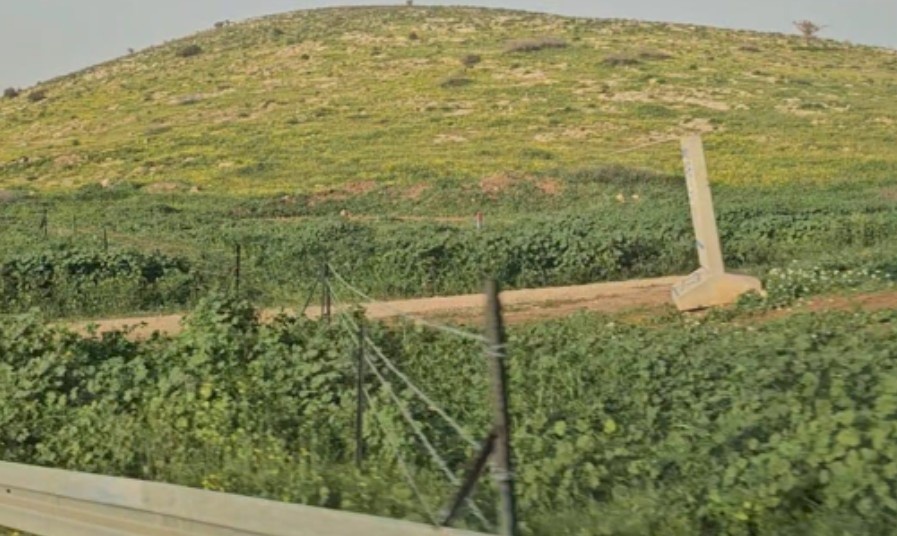 مستعمرون يسيّجون 1500 دونم في الأغوار الشمالية بعد اجبار 6 عائلات على الرحيل