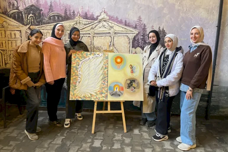 שִׁעוּר שֶׁל תִּקְוָה.. בּוֹאוֹת עַזَّה מְשַׁאַלוֹת בְּצְבָעִים בְּפְנֵי הֶחֱרָבוֹת בְּעַזَّה