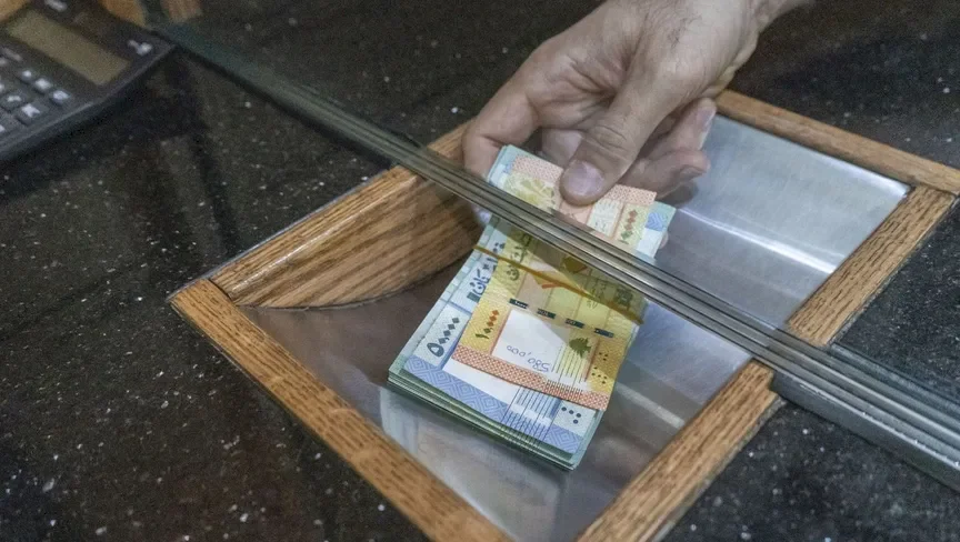 لبنان يقر زيادة في رواتب القطاع العام ويرفع الضرائب