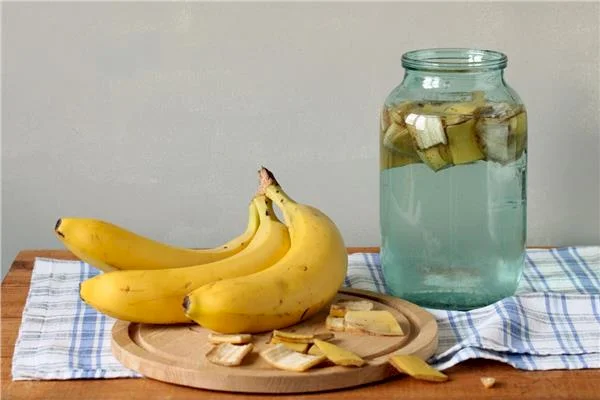L'eau de banane rivalise avec l'eau de noix de coco : dans la bataille du "tendance hydratation"
