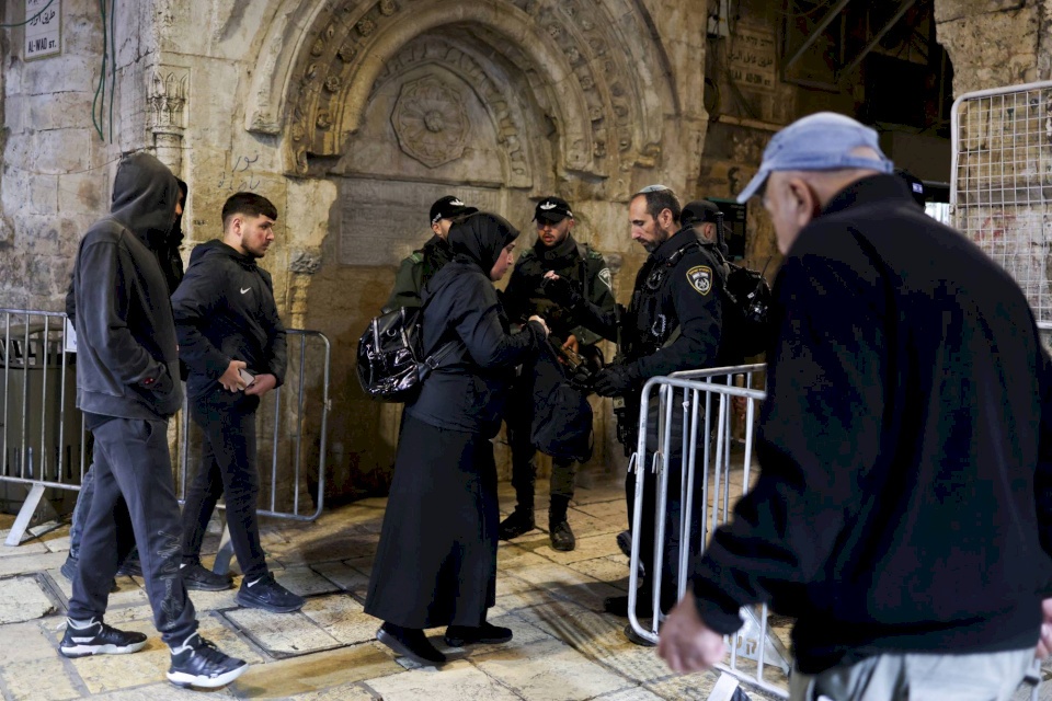 הכיבוש הופך את ירושלים לבסיס צבאי במקביל לחידוש "שבת האור"