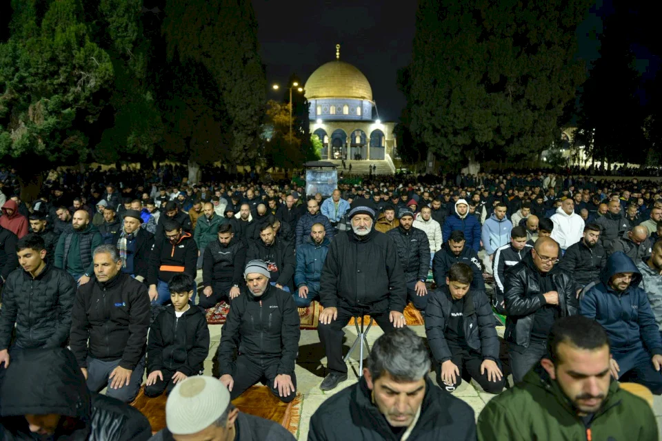 60,000 worshippers perform Isha and Taraweeh prayers at Al-Aqsa