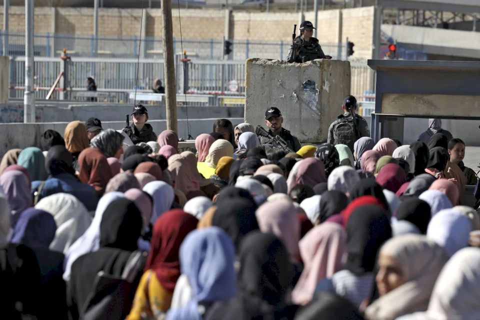 Video: On the First Friday of Ramadan, Occupation Forces Impose Strict Restrictions on Worshippers Entering Jerusalem