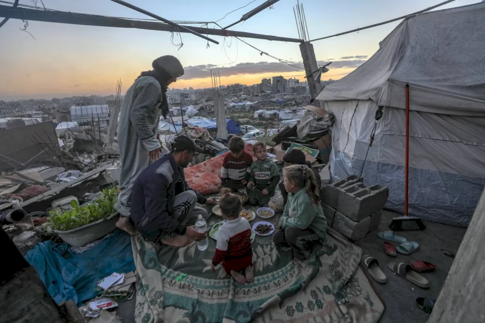رمضانُ غزة.. حين يمتزجُ اليقينُ بالوجع في قلوبِ الصابرين
