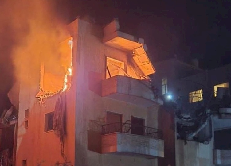 10 שאידים, בהם מנהיגים בחיזבאללה, בהפצצות על לבנון وسط גינוי פוליטי