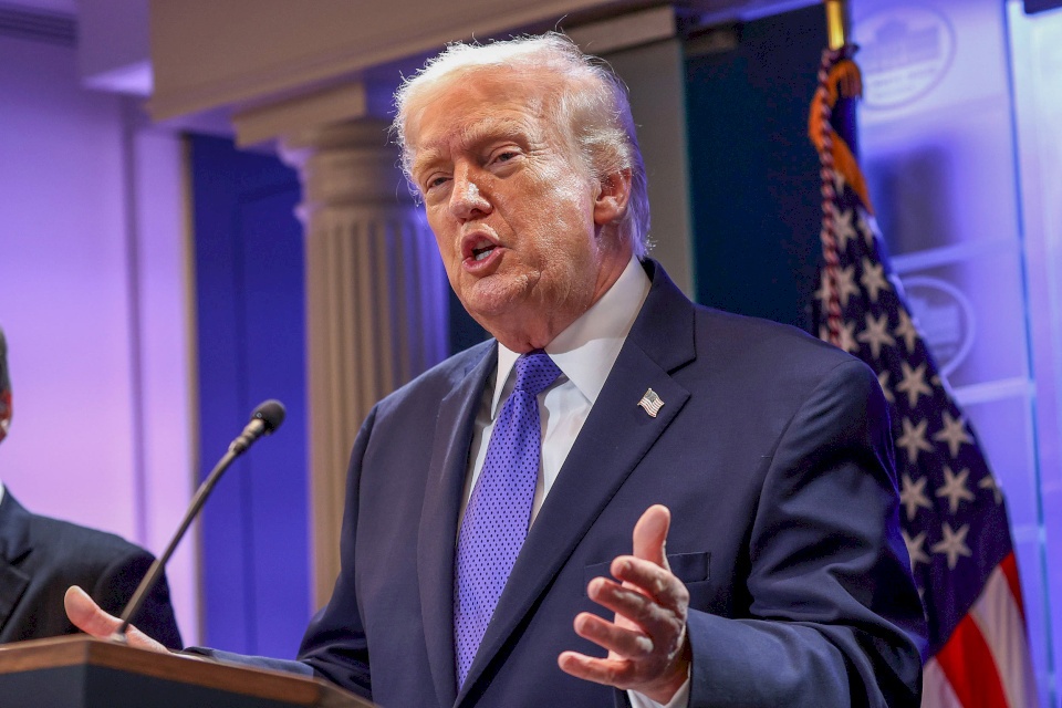 ترمب يقرر رفع الرسوم الجمركية العالمية إلى 15% بدلاً من 10%