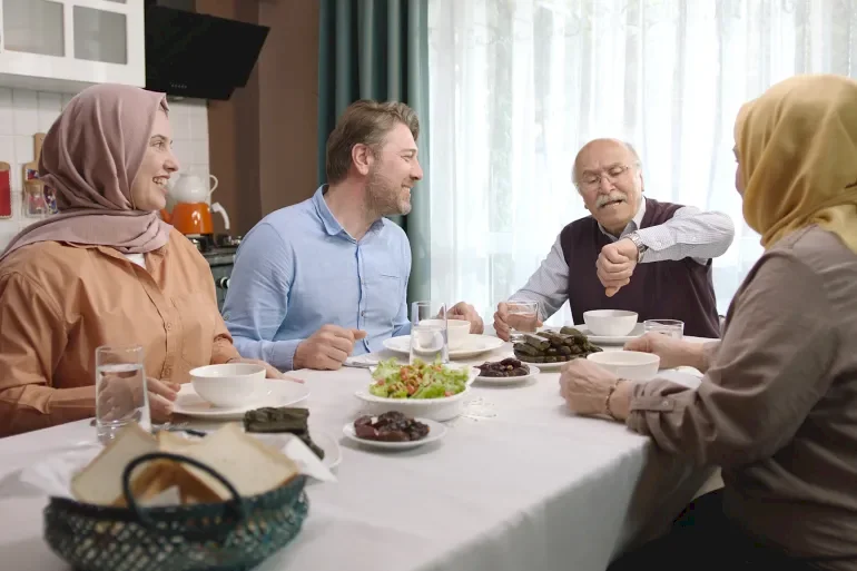 Étiquette de l’hospitalité intelligente pour les personnes âgées lors des invitations de Ramadan