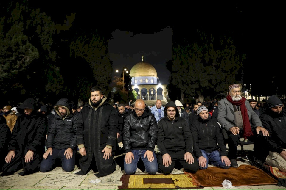 40,000 Worshippers Perform Isha and Taraweeh Prayers at Al-Aqsa Mosque
